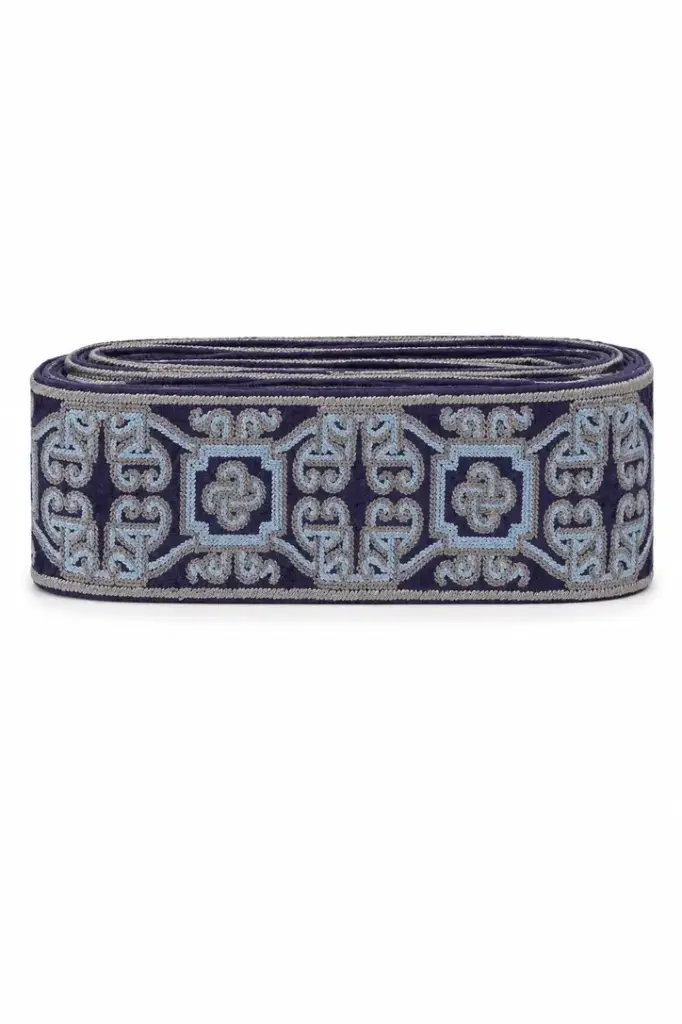 Бүс зүү ороосон нарийн цэнхэр хээтэй 
